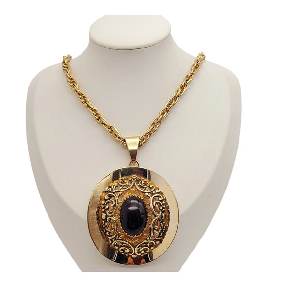 Oval Filigree Pendant Necklace Gold Tone Rope Chain Faux Black Onyx Vintage 70s - Picture 1 of 13